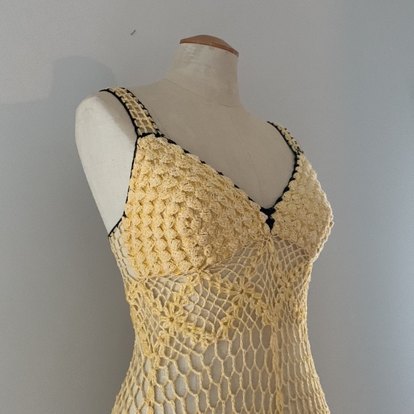 Crochet Yellow w/ Black trim dress w/ thin straps & handkerchief hem. Unlined.xs - Picture 4 of 8